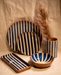 Assiette en grès artisanal cuite à haute température, motif rayures bleu indigo, résistante au micro-ondes, durable, idéale pour servir desserts, gâteaux, hôtels - Product Image 1