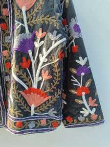 Veste boutonnée unisexe vintage en velours et coton respirant, broderie florale et animale Suzani faite à la main, style ethnique chic, cadeau idéal pour l'hiver - Product Image 3