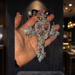 Collier Hip Hop personnalisé KIVORA'S unisexe de luxe en argent sterling 925 avec pendentif croix rose en moissanite VVS taille brillant et serti griffe - Product Image 1