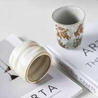 Gobelet en céramique de conception moderne Tasse irrégulière sans poignée Petite poterie avec peinture faite à la main Gravure au laser Comprend des cadeaux