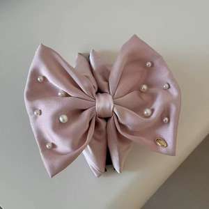 กิ๊บติดผมรูปโบว์ผ้าซาตินประดับมุกสุดหรูสำหรับผู้หญิงและเด็กผู้หญิง เครื่องประดับผมคุณภาพสูง - Product Image 5