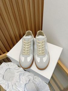 Chaussures rétro de style plage personnalisées MM6 avec amorti, tendance mode, empeigne en filet et semelle extérieure en caoutchouc pour un usage décontracté - Product Image 2
