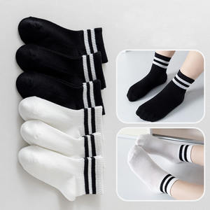 <span class=keywords><strong>Calcetines</strong></span> deportivos acanalados de punto de Color sólido para niños de fábrica, calcetín informal de bebé de malla de <span class=keywords><strong>hilo</strong></span> suave de algodón de tubo medio blanco y negro para niños - Product Image 1