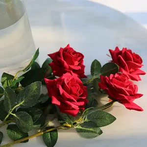 Fábrica a granel al por mayor de alta calidad de terciopelo artificial rosas rojas y blancas muebles de boda personalizados hogar Rosa flores ornamentales