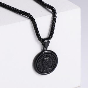 Collier avec pendentif Queen Elizabeth en acier inoxydable, bijoux rétro unisexes, cadeau - Product Image 4
