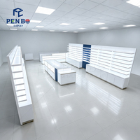Ensemble complet modulaire d'agencements pour magasin d'optique : présentoir mural pour lunettes, vitrine à panneaux rainurés éclairée par LED