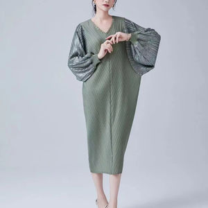 Vestido de moral de mujer suelto con cuello en V de alta calidad en el vestido largo plisado de talla grande - Product Image 1