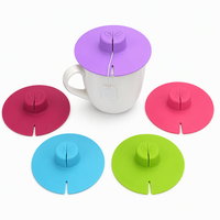Couvercle de tasse en silicone de qualité alimentaire OEM personnalisé de 10,5 cm, couvercle universel pour tasse avec porte-sachet de thé et presse-sachet, bouchon réutilisable pour tasses à thé en céramique