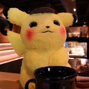 Muñeco de peluche de <span class=keywords><strong>Detective</strong></span> <span class=keywords><strong>Pikachu</strong></span> de alta calidad, juguete suave Pokemoned genuino con sombrero de <span class=keywords><strong>Detective</strong></span>, lindo Animal de peluche esponjoso para niños - Product Image 4
