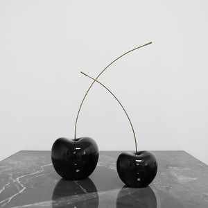 Ornement en résine brillante en forme de cerise, sculpture de fruit de luxe léger, décoration de bureau moderne pour salon, artisanat d'intérieur moderne - Product Image 1