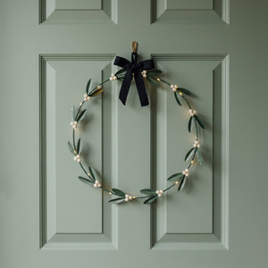 Corona redonda rústica hecha a mano con hojas verdes y bayas blancas, flores decorativas, adorno navideño para colgar en la pared, pieza única - Product Image 5