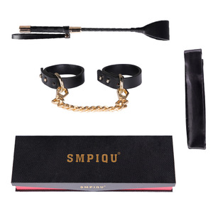 Esposas de Cuero Negro con Cadena Dorada, Accesorios de Bondage SM para Uso Adulto - Product Image 4