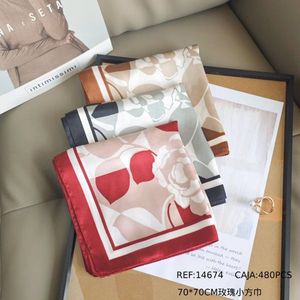 Foulard quadrato in seta rosa 70x70 cm con stampa floreale, accessorio elegante e alla moda per donna - Product Image 3