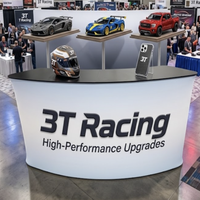 Stand d'exposition lumineux et personnalisé 3T Racing pour salles de stockage et stands tourillons, idéal pour les présentoirs technologiques SEMA 2026 prêts à la course