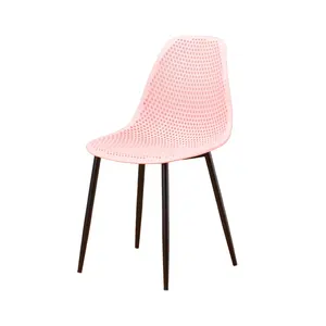 Современный розовый полипропиленовый простой во французском стиле уличный обеденный стул для ресторана с ножками черного цвета