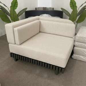 Fauteuil d'angle d'extérieur contemporain, revêtement en tissu beige, base à lattes en aluminium foncé, imperméable, écologique, durable pour le jardin - Product Image 1