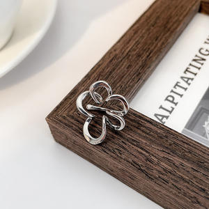 Pendientes con clip en forma de flor, aleación chapada en plata, joyería de moda unisex para mujeres y hombres - Product Image 4