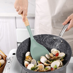 Ensemble d'ustensiles de cuisine en silicone 4 pièces avec manche en bois - Product Image 4