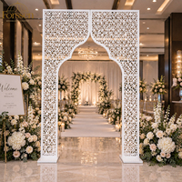 Panneau de toile de fond de mariage en treillis ajouré doré effet miroir avec ouverture cintrée pour événements scéniques d'hôtel