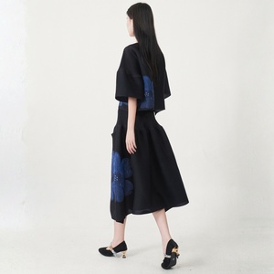 Conjunto de Dos Piezas Miyake para Mujer, de Alta Calidad, Estampado Animal, Estilo Vintage, Camisa con Mangas de <span class=keywords><strong>Campana</strong></span> y <span class=keywords><strong>Falda</strong></span> con Diseño Plisado - Product Image 4