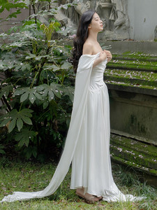 Robe de mariée légère asymétrique style français, blanche, <span class=keywords><strong>pure</strong></span> et séduisante, longueur ras du sol, silhouette plage, avec fleurs, pour cérémonie - Product Image 2
