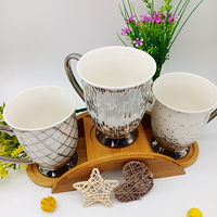 Mug à café en céramique avec motif et poignée différents, entièrement décoré de décalcomanies, 450 ml, design unique, mug à pied