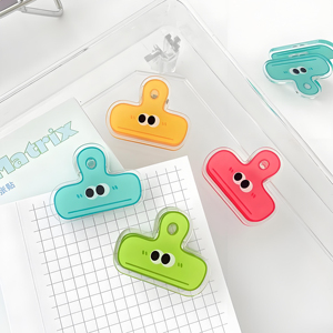 Vente en gros de pinces à papier en acrylique transparentes, simples, avec yeux de dessin animé à expressions amusantes, mignonnes, pour le bureau et la gestion de documents - Product Image 2