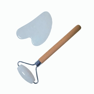 Rodillo de belleza de jade blanco con mango de madera y tabla Gua Sha en forma de corazón, set para lifting y reafirmación facial, desinflamatorio, regalo navideño - Product Image 4