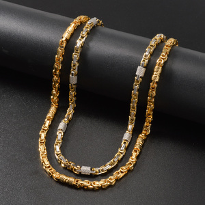 Collier fin de mode en acier inoxydable plaqué or 18 carats, chaîne byzantine bicolore polie en gros avec segments texturés en forme de grille. - Product Image 1
