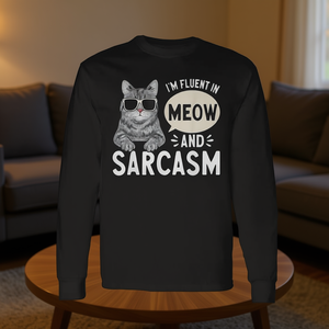 T-shirt a maniche lunghe con gatto tabby grigio. Design: Sono fluente nel gatto e nel sarcasmo. - Product Image 3