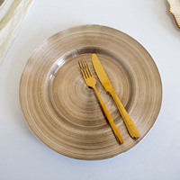 Assiette de service en verre texturé doré ZK260096, assiette ronde moderne à bordure filetée, assiette décorative pour la mise en place de la table