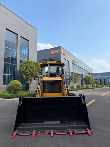 Chargeuse-pelleteuse jaune 7500 kg de poids opérationnel, capacité de la benne 1,3 m³, pour travaux agricoles, aménagement paysager et petites constructions - Product Image 2