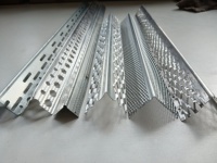 Cornière en métal expansé galvanisé pour le renforcement des angles extérieurs des murs en stuc et plâtre, idéale pour la construction.