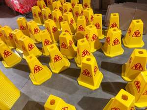 थोक कारखाने छोटे आकार के प्लास्टिक की चेतावनी के संकेत गीले फर्श सुरक्षा संकेत पीले वर्ग सतर्कता शंकु - Product Image 3