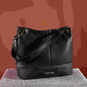 Sacs fourre-tout en cuir PU pour femmes, design de créateur, vente en gros, personnalisables, à deux poignées, avec fermoir, doublure et rivets décoratifs - Product Image 5
