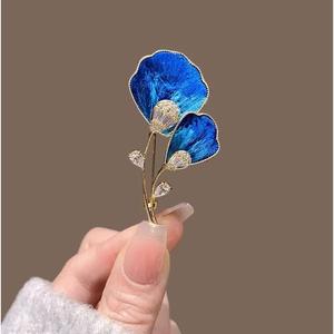 เข็มกลัดผ้ากำมะหยี่รูปผีเสื้อประดับมุกน้ำจืด งานแฮนด์เมด สไตล์จีนโบราณ ระดับไฮเอนด์ ประดับขนนกยูง เหมาะสำหรับชุดกี่เพ้าและชุดแฟชั่น - Product Image 3