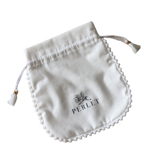 Présentoir à bagues personnalisé pour bijouterie, pochette à bijoux en mousseline de coton doux blanche avec pompon, petit cadeau - Product Image 3
