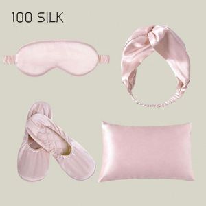 Ensemble de 4 pièces Mulberry Gift pour la maison, comprenant une taie d'oreiller, un bandeau de sommeil en soie et un masque de nuit enveloppant - Product Image 1