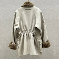 Manteau parka d'hiver pour femme avec col et poignets en fausse fourrure, taille cintrée, multi-poches, manches classiques, orné de perles, style utilitaire, résistant au froid