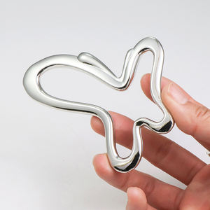 Outil de massage multifonctionnel en forme de papillon en métal <span class=keywords><strong>creux</strong></span> Gua Sha pour le visage et le <span class=keywords><strong>corps</strong></span> - Product Image 1