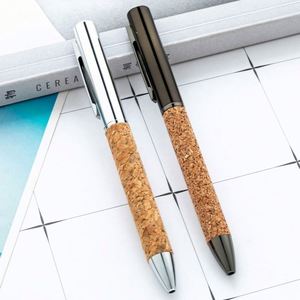 Stylo publicitaire personnalisé avec logo, corps en bois grainé, pointe rétractable en PU texturé liège souple de 1,0 mm, finition métallique, idéal comme cadeau promotionnel. - Product Image 1