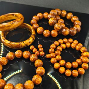 สร้อยข้อมือลูกประคำเรซิ่นลายไม้สีแดงทอง HS142 วินเทจ บลัดลิว วิลโลว์  นำโชค เสริมทรัพย์ สำหรับผู้ชาย  ประดับลูกประคำพระพุทธ - Product Image 1