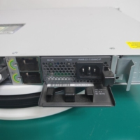 Switch Gestito Gigabit PoE+ a 48 Porte Cisc C9300-48P-A con Uplink Modulare, Network Advantage, Montaggio a Rack 1U