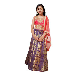 Top Lehenga in Broccato Ricamato a Mano per Ragazze - Product Image 2