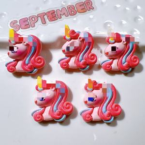 Mini résine cheval pendentif conception populaire pour coque de téléphone breloques et porte-clés décoration en gros résine artisanat - Product Image 4