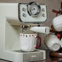 Mug en céramique gaufré à texture torsadée, motif losanges côtelés, finition crème, idéal pour les boissons festives à la maison et en cuisine
