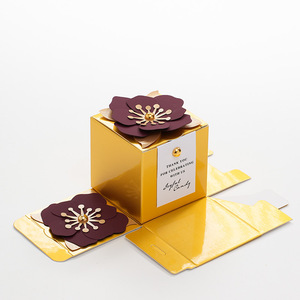 <span class=keywords><strong>Caja</strong></span> de regalo de recuerdo de boda con flores creativas, <span class=keywords><strong>caja</strong></span> dorada de caramelo plegable cuadrada de 6,5 cm, diseño portátil de moda con <span class=keywords><strong>precio</strong></span> - Product Image 4