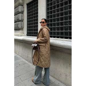 เสื้อโค้ทโซเบแบบยาวมีฮู้ดและซิป เสื้อโค้ทกันหนาวลำลองสำหรับผู้หญิง แขนยาว ผลิตจากเส้นใยโพลีเอสเตอร์ทอ สีคาเมล - Product Image 4