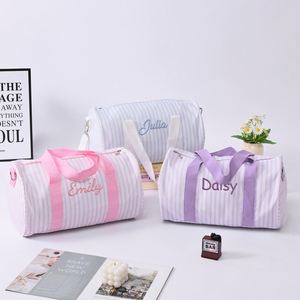 Sac de voyage ultra-léger en toile à rayures arc-en-ciel avec logo personnalisé, style urbain et simple, idéal pour les séjours d'une nuit - Product Image 4