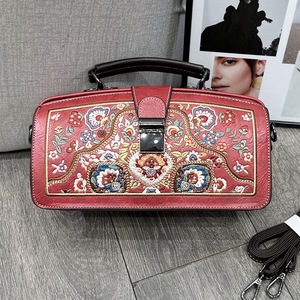 Bolso de Hombro Cruzado Estructurado de Cuero PU con Bordado Floral Vintage para Mujer, Tipo Doctor Box con Asa Superior - Product Image 1